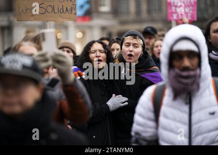 AMSTERDAM - le collectif contre l'islamophobie et la discrimination avec d'autres organisations lors d'une manifestation sur la place du Dam contre le leader du PVV Geert Wilders. Sous la rubrique "pas mon Premier ministre", les manifestants disent vouloir exprimer leur soutien à la liberté de religion, aux droits de l'homme, à la justice climatique, à la solidarité internationale et à la démocratie. ANP JEROEN JUMELET pays-bas Out - belgique Out Credit : ANP/Alamy Live News Banque D'Images