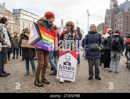 AMSTERDAM - le collectif contre l'islamophobie et la discrimination avec d'autres organisations lors d'une manifestation sur la place du Dam contre le leader du PVV Geert Wilders. Sous la rubrique "pas mon Premier ministre", les manifestants disent vouloir exprimer leur soutien à la liberté de religion, aux droits de l'homme, à la justice climatique, à la solidarité internationale et à la démocratie. ANP JEROEN JUMELET pays-bas Out - belgique Out Credit : ANP/Alamy Live News Banque D'Images