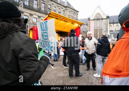 AMSTERDAM - le collectif contre l'islamophobie et la discrimination avec d'autres organisations lors d'une manifestation sur la place du Dam contre le leader du PVV Geert Wilders. Sous la rubrique "pas mon Premier ministre", les manifestants disent vouloir exprimer leur soutien à la liberté de religion, aux droits de l'homme, à la justice climatique, à la solidarité internationale et à la démocratie. ANP JEROEN JUMELET pays-bas Out - belgique Out Credit : ANP/Alamy Live News Banque D'Images