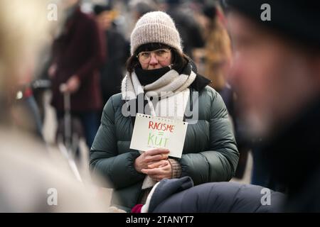 AMSTERDAM - le collectif contre l'islamophobie et la discrimination avec d'autres organisations lors d'une manifestation sur la place du Dam contre le leader du PVV Geert Wilders. Sous la rubrique "pas mon Premier ministre", les manifestants disent vouloir exprimer leur soutien à la liberté de religion, aux droits de l'homme, à la justice climatique, à la solidarité internationale et à la démocratie. ANP JEROEN JUMELET pays-bas Out - belgique Out Credit : ANP/Alamy Live News Banque D'Images