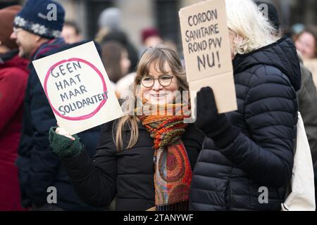 AMSTERDAM - le collectif contre l'islamophobie et la discrimination avec d'autres organisations lors d'une manifestation sur la place du Dam contre le leader du PVV Geert Wilders. Sous la rubrique "pas mon Premier ministre", les manifestants disent vouloir exprimer leur soutien à la liberté de religion, aux droits de l'homme, à la justice climatique, à la solidarité internationale et à la démocratie. ANP JEROEN JUMELET pays-bas Out - belgique Out Credit : ANP/Alamy Live News Banque D'Images