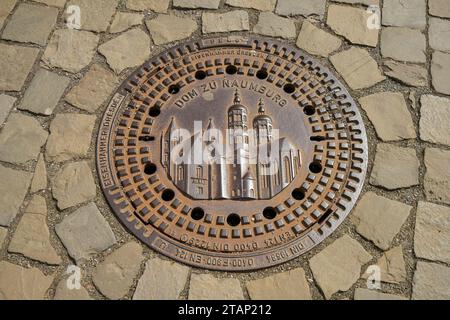 Gullideckel mit Dom, Naumburg, Sachsen-Anhalt, Deutschland *** couverture Gully avec cathédrale, Naumburg, Saxe-Anhalt, Allemagne crédit : Imago/Alamy Live News Banque D'Images