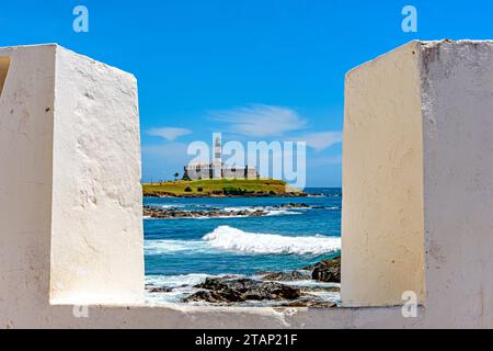 Célèbre phare de Barra sur la côte de la ville de Salvador à Bahia vu entre les murs du fort de Santa Maria Banque D'Images