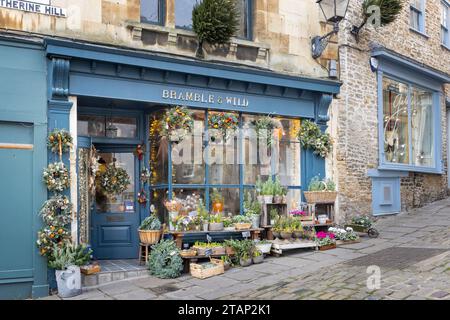 Vitrine de magasin de fleurs Bramble & Wild festonnée dans des couronnes et décorations de Noël sur Catherine Hill, Frome, Somerset, Royaume-Uni le 2 décembre 2023 Banque D'Images