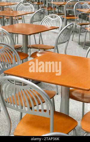 Café ou restaurant vide, rangées de tables et chaises, point de vue de perspective Banque D'Images