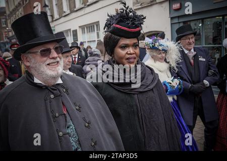 Rochester, Kent, Royaume-Uni. 2 décembre 2023. Festival de Noël Dickensian annuel à Rochester. Des centaines de personnes fréquentent la ville de Kent, beaucoup en robe d'époque frappante, qui est donné un relooking victorien festif en célébration de Charles Dickens qui a vécu là dans sa jeunesse et est revenu pour ses dernières années. Crédit : Guy Corbishley/Alamy Live News Banque D'Images