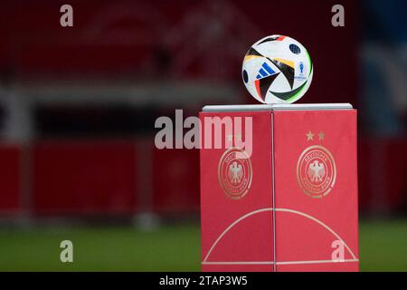 Symbolbild Adidas Spielball Fussballliebe auf DFB Stele, GER, Deutschland (GER) vs Dänemark (DEN), UEFA Frauen Fussball Nations League, Liga A, 5. Spieltag, 01.12.2023 les règlements DFB/DFL interdisent toute utilisation de photographies comme séquences d'images et/ou quasi-vidéo Foto : Eibner-Pressefoto/Michael Memmler Banque D'Images