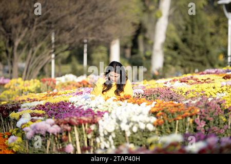 Islamabad, Pakistan. 1 décembre 2023. Une femme visite une exposition florale à Islamabad, au Pakistan, le 1 décembre 2023. Crédit : Ahmad Kamal/Xinhua/Alamy Live News Banque D'Images