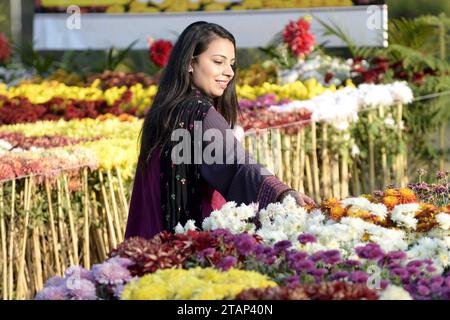 Islamabad, Pakistan. 1 décembre 2023. Une femme visite une exposition florale à Islamabad, au Pakistan, le 1 décembre 2023. Crédit : Ahmad Kamal/Xinhua/Alamy Live News Banque D'Images