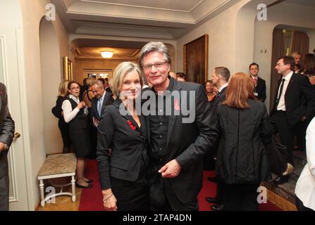 29.10.2011, Deutschland, Sachsen, Dresden, Schauspielhaus Dresden, 6. HOPE-Gala Dresden 2011, auf dem Foto Peter Escher und seine Frau Ulrike Escher *** 29 10 2011, Germany, Saxe, Dresden, Schauspielhaus Dresden, 6 HOPE Gala Dresde 2011, sur la photo Peter Escher et sa femme Ulrike Escher crédit : Imago/Alamy Live News Banque D'Images