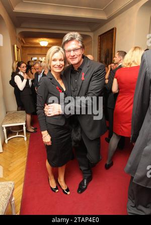 29.10.2011, Deutschland, Sachsen, Dresden, Schauspielhaus Dresden, 6. HOPE-Gala Dresden 2011, auf dem Foto Peter Escher und seine Frau Ulrike Escher *** 29 10 2011, Germany, Saxe, Dresden, Schauspielhaus Dresden, 6 HOPE Gala Dresde 2011, sur la photo Peter Escher et sa femme Ulrike Escher crédit : Imago/Alamy Live News Banque D'Images