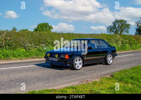 Black Ford Escort RS ; Vintage, moteurs classiques restaurés, collectionneurs d'automobiles amateurs d'automobile, voitures anciennes voyageant dans le Cheshire, Royaume-Uni Banque D'Images