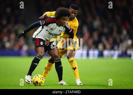 LONDRES, Royaume-Uni - 27 novembre 2023 : Willian de Fulham FC retient le défi de Nelson Semedo de Wolverhampton Wanderers lors de la Premier League matc Banque D'Images
