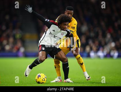 LONDRES, Royaume-Uni - 27 novembre 2023 : Willian de Fulham FC retient le défi de Nelson Semedo de Wolverhampton Wanderers lors de la Premier League matc Banque D'Images