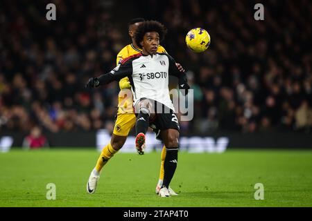 LONDRES, Royaume-Uni - 27 novembre 2023 : Willian de Fulham FC retient le défi de Nelson Semedo de Wolverhampton Wanderers lors de la Premier League matc Banque D'Images