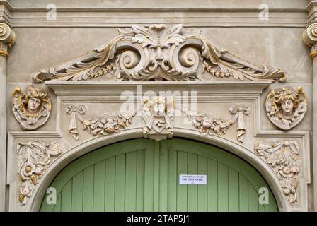 Reliefs sur le portail de la chapelle royale du roi de Pologne Jan III Sobieski à Gdańsk, Pomorskie, Pologne Banque D'Images