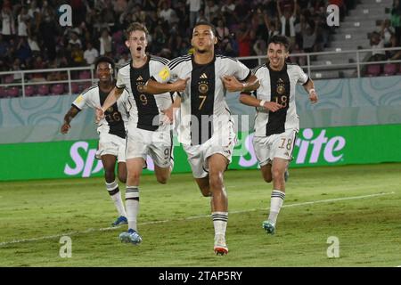 Surakarta, Indonésie. 2 décembre 2023. L’Allemand Paris Brunner (2ndR) célèbre après avoir marqué lors du dernier match entre l’Allemagne et la France à la coupe du monde U17 de la FIFA au Stade Manahan à Surakarta, Java Central, Indonésie, le 2 décembre 2023. Crédit : Agung Kuncahya B./Xinhua/Alamy Live News Banque D'Images