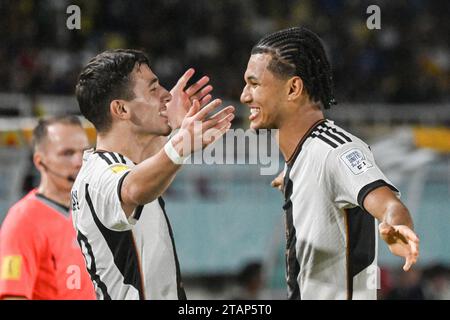 Surakarta, Indonésie. 2 décembre 2023. L’Allemand Paris Brunner (R) célèbre avec son coéquipier après avoir marqué lors du dernier match entre l’Allemagne et la France lors de la coupe du monde U17 de la FIFA au Stade Manahan à Surakarta, Java Central, Indonésie, le 2 décembre 2023. Crédit : Agung Kuncahya B./Xinhua/Alamy Live News Banque D'Images