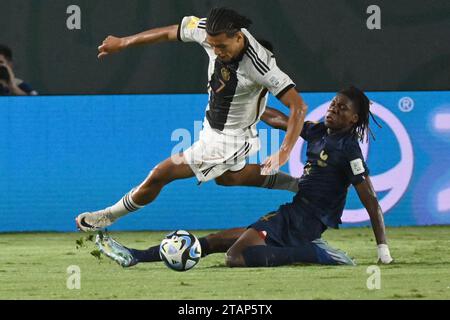 Surakarta, Indonésie. 2 décembre 2023. L'Allemand Paris Brunner (Top) rivalise avec le Français Fode Sylla lors du dernier match entre l'Allemagne et la France à la coupe du monde de la FIFA U17 au Stade Manahan à Surakarta, Java Central, Indonésie, le 2 décembre 2023. Crédit : Agung Kuncahya B./Xinhua/Alamy Live News Banque D'Images