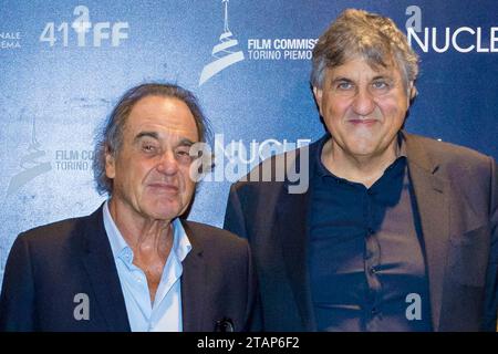 Torino, Italie. 2 décembre 2023. Le réalisateur américain Oliver Stone (à gauche) avec le fondateur et PDG de newcleo Stefano Buono (à droite) au Festival de Turin 2023 pour la projection du documentaire 'Nuclear Now'. Crédit : Marco Destefanis/Alamy Live News Banque D'Images
