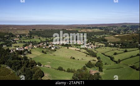 regardant vers le nord au-dessus du village castleton dans le nord york moors yorkshire à la mer jour ensoleillé septembre panorama élevé Banque D'Images