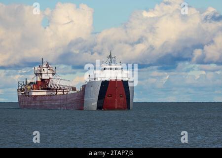Un bateau voyageant sur le lac supérieur. Banque D'Images
