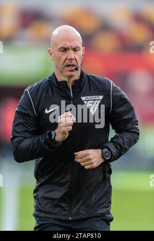 L'arbitre Anthony Taylor se réchauffe avant le match de Premier League entre Brentford et Luton Town au Gtech Community Stadium, Londres, Angleterre, le 2 décembre 2023. Photo de Grant Winter. Usage éditorial uniquement, licence requise pour un usage commercial. Aucune utilisation dans les Paris, les jeux ou les publications d'un seul club/ligue/joueur. Crédit : UK Sports pics Ltd/Alamy Live News Banque D'Images