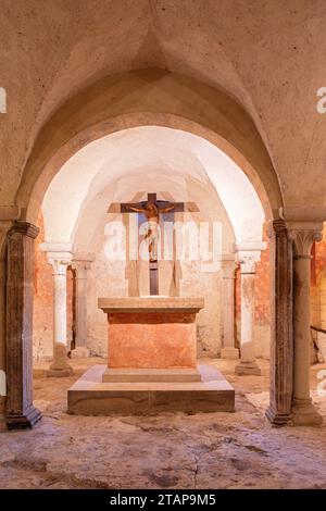 Vézelay, FRANCE - 20 juillet 2023 : Christ crucifixion exposé dans la crypte de la basilique Sainte-Marie-Madeleine. Banque D'Images