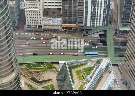 Hong Kong - 23 avril 2016 : vue de dessus sur la rue de Hong Kong. Regardant vers le bas depuis les gratte-ciel sur les rues animées de Hong Kong. Banque D'Images