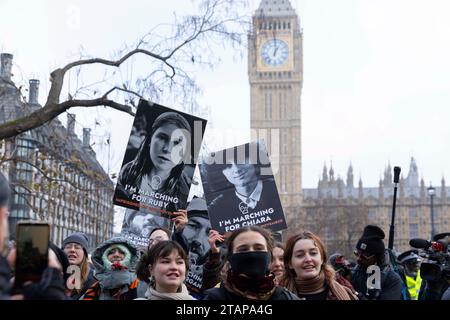 Londres, Royaume-Uni. 2 décembre 2023. Il suffit d'arrêter les manifestants du pétrole marchent de New Scotland Yard à la Cour suprême. Au moins deux militants pour le climat ont été arrêtés. Banque D'Images