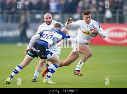 Henry Slade d'Exeter Chiefs (à droite) est attaqué par Finn Russell (à gauche) de Bath lors du Gallagher Premiership Match au Recreation Ground, Bath. Date de la photo : Samedi 2 décembre 2023. Banque D'Images