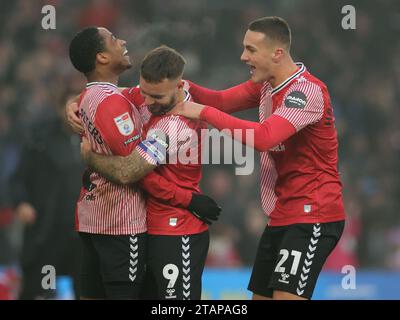 Adam Armstrong de Southampton (au centre) célèbre avoir marqué le premier but de leur équipe lors du match du championnat Sky Bet à St. Mary's Stadium, Southampton. Date de la photo : Samedi 2 décembre 2023. Banque D'Images