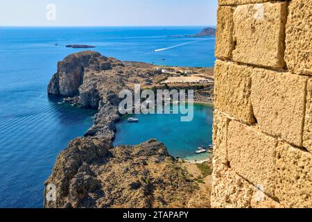 Prog La baie de Paul vue depuis l'Acropole de Lindos, Rhodes Banque D'Images