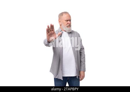 mignon grand-père intelligent avec une barbe blanche et une moustache habillée d'une chemise rayée sur un t-shirt pensé sur un fond blanc avec espace copie Banque D'Images