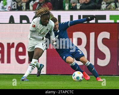 Zweikampf an der Seitenlinie zwischen Kouadio Kone (Borussia Moenchengladbach, #17) et Pavel Kaderabek (TSG 1899 Hoffenheim, #03). Borussia Moenchengladbach vs TSG Hoffenheim, Fussball, Bundesliga, 13. Spieltag, saison 2023/2024, 02.12.2023 les règlements DFB/DFL interdisent toute utilisation de photographies comme séquences d'images et/ou quasi-vidéo Foto : Eibner-Pressefoto/Thomas Haesler Banque D'Images