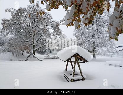 Garham, Allemagne. 02 décembre 2023. Gazebo couvert de neige sur une place de village. Dans la nuit du 2 décembre 2023, de fortes chutes de neige ont frappé la Bavière ; plus de 15 à 25 cm de neige sont tombés en une journée. Les mêmes chutes de neige sont attendues dans les prochains jours. En raison de la grande quantité de neige qui est tombée, il y a eu des coupures de courant tout au long de la journée. Les autorités bavaroises mettent en garde contre les dangers des chutes de neige sur les routes. (Photo Igor Golovniov/SOPA Images/Sipa USA) crédit : SIPA USA/Alamy Live News Banque D'Images