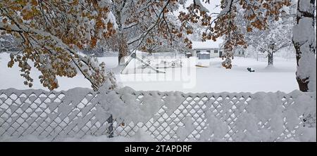 Garham, Bavière, Allemagne. 2 décembre 2023. Clôture en treillis métallique recouverte de neige dans un parc de village. Dans la nuit du 2 décembre 2023, de fortes chutes de neige ont frappé la Bavière ; plus de 15 à 25 cm de neige sont tombés en une journée. Les mêmes chutes de neige sont attendues dans les prochains jours. En raison de la grande quantité de neige qui est tombée, il y a eu des coupures de courant tout au long de la journée. Les autorités bavaroises mettent en garde contre les dangers des chutes de neige sur les routes. (Image de crédit : © Igor Golovniov/SOPA Images via ZUMA Press Wire) USAGE ÉDITORIAL SEULEMENT! Non destiné à UN USAGE commercial ! Banque D'Images