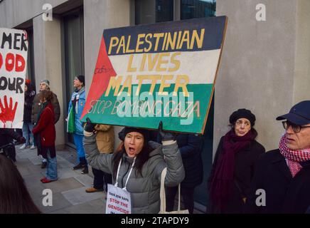 Londres, Angleterre, Royaume-Uni. 2 décembre 2023. Les manifestants pro-palestiniens marchent vers la mairie de Camden pour réclamer un cessez-le-feu alors que la guerre entre Israël et le Hamas se poursuit. (Image de crédit : © Vuk Valcic/ZUMA Press Wire) USAGE ÉDITORIAL SEULEMENT! Non destiné à UN USAGE commercial ! Banque D'Images