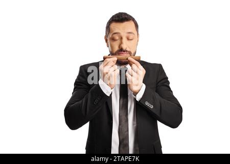 Homme sentant un cigare isolé sur fond blanc Banque D'Images