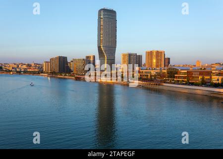 Belgrade, Serbie - 5 octobre 2023 : coucher de soleil sur le front de mer de Belgrade - un nouveau quartier de luxe sur les rives de la rivière Sava Banque D'Images