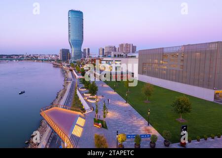 Belgrade, Serbie - 5 octobre 2023 : coucher de soleil à Belgrade Waterfront - un nouveau quartier de luxe sur les rives de la rivière Sava Banque D'Images