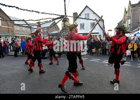Much Wenlock, Shropshire, Royaume-Uni. 2 décembre 2023. Danse festive au Fayre de Noël. Les danseurs Ironmen Severn Gilders Morris se produisent dans le village historique de Much Wenlock. Crédit : Dave Bagnall / Alamy Live News. Banque D'Images