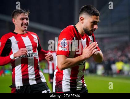 Neal Maupay (à droite) de Brentford célèbre avoir marqué le premier but de leur équipe lors du match de Premier League au Gtech Community Stadium, à Londres. Date de la photo : Samedi 2 décembre 2023. Banque D'Images