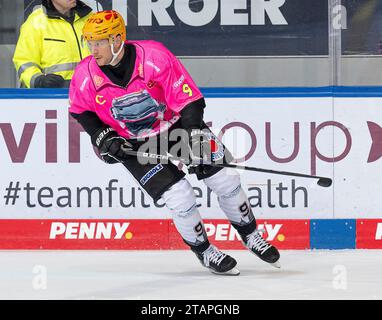 Muenchen, Deutschland. 01 décembre 2023. Jan Urbas (Fischtown Pinguins Bremerhaven, #9) beim Warmup. EHC Red Bull Muenchen gegen Fischtown Pinguins Bremerhaven, Eishockey, DEL, 23. Spieltag, saison 2023/2024, 01.12.2023. Photo : Eibner-Pressefoto/Heike Feiner crédit : dpa/Alamy Live News Banque D'Images