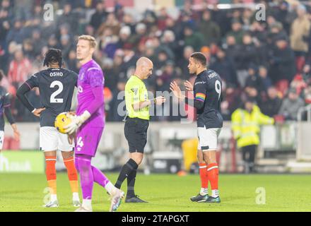 Carlton Morris de Luton Town se dispute avec l'arbitre Anthony Taylor après que Brentford ait marqué son premier but lors du match de Premier League entre Brentford et Luton Town au Gtech Community Stadium, Londres, Angleterre le 2 décembre 2023. Photo de Grant Winter. Usage éditorial uniquement, licence requise pour un usage commercial. Aucune utilisation dans les Paris, les jeux ou les publications d'un seul club/ligue/joueur. Crédit : UK Sports pics Ltd/Alamy Live News Banque D'Images