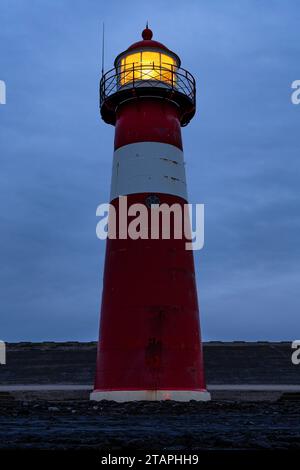 Phare court de Westkapelle, pays-Bas au crépuscule Banque D'Images