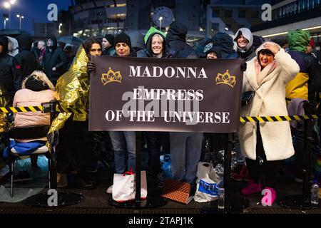 AMSTERDAM - les fans font la queue pour la deuxième journée au Ziggo Dome pour le concert de Madonna. L'organisateur du concert MOJO avertit à nouveau les visiteurs de prendre en compte une heure de fin tardive pour le spectacle. Le Celebration Tour, avec lequel la star mondiale voyage actuellement à travers l'Europe, a commencé à Londres en octobre. Pendant le spectacle, Madonna interprétera de la musique des quatre décennies où elle a été active en tant que chanteuse. ANP RAMON VAN flymen netherlands Out - belgique Out Credit : ANP/Alamy Live News Banque D'Images