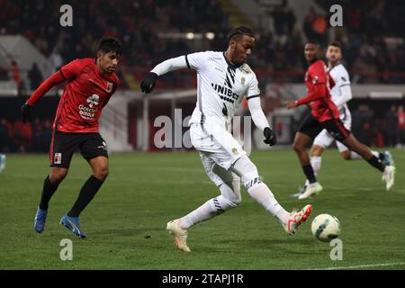 Bruxelles, Belgique. 02 décembre 2023. Youssuf Sylla de Charleroi se bat pour le ballon lors d'un match de football entre RWD Molenbeek et Sporting Charleroi, samedi 02 décembre 2023 à Bruxelles, le jour 16 de la saison 2023-2024 de la Jupiler Pro League première division du championnat belge. BELGA PHOTO VIRGINIE LEFOUR crédit : Belga News Agency/Alamy Live News Banque D'Images