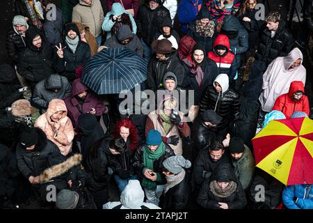 AMSTERDAM - les fans font la queue pour la deuxième journée au Ziggo Dome pour le concert de Madonna. L'organisateur du concert MOJO avertit à nouveau les visiteurs de prendre en compte une heure de fin tardive pour le spectacle. Le Celebration Tour, avec lequel la star mondiale voyage actuellement à travers l'Europe, a commencé à Londres en octobre. Pendant le spectacle, Madonna interprétera de la musique des quatre décennies où elle a été active en tant que chanteuse. ANP RAMON VAN flymen netherlands Out - belgique Out Credit : ANP/Alamy Live News Banque D'Images