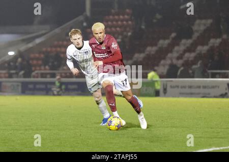 Shaun McWilliams de Northampton Town lors de la seconde moitié du match de Sky Bet League 1 entre Northampton Town et Portsmouth au PTS Academy Stadium, Northampton le samedi 2 décembre 2023. (Photo : John Cripps | MI News) crédit : MI News & Sport / Alamy Live News Banque D'Images